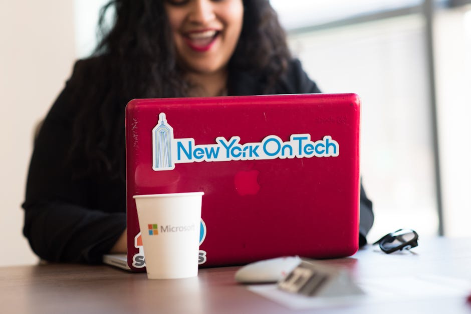 Blogger di tecnologia al lavoro